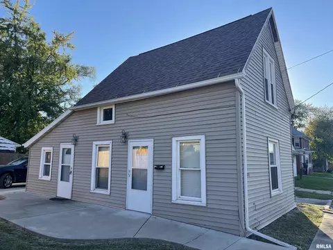 144 E Myrtle St, Canton, IL 61520 photo 1