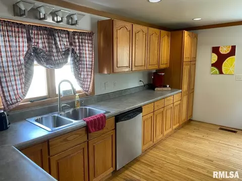 233 S White St, Macomb, IL 61455 photo 4