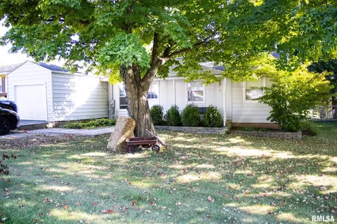 402 W Hill St, Eureka, IL 61530 photo 1