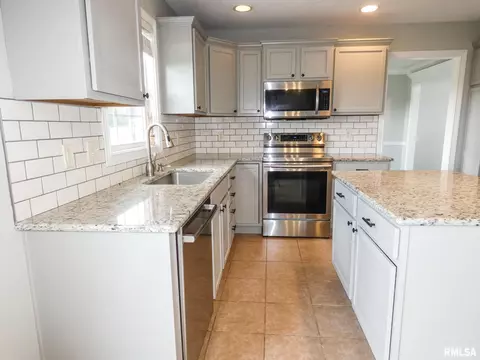 11118 N Crestpointe Ln, Dunlap, IL 61525 photo 5