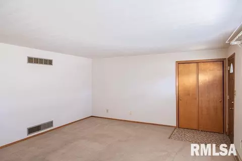 721 S Kickapoo Ln, Peoria, IL 61604 photo 5
