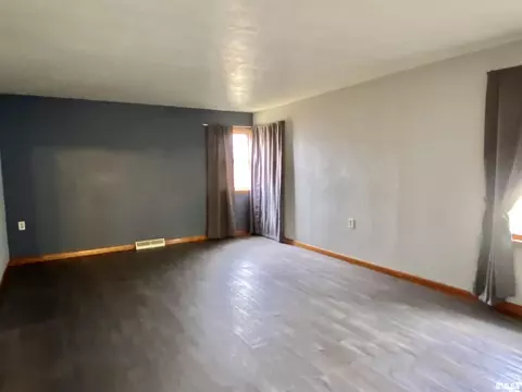 124 E Main St, Canton, IL 61520 photo 9