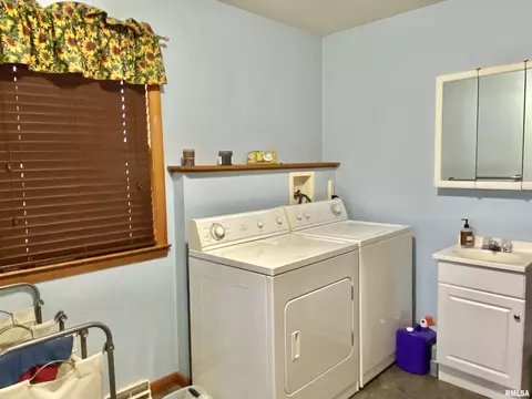 124 E Main St, Canton, IL 61520 photo 22