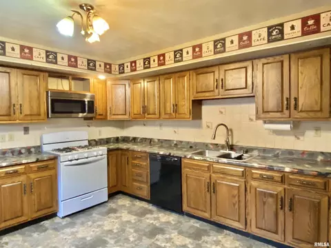124 E Main St, Canton, IL 61520 photo 6