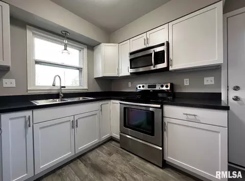 1112 E Wheeler St, Macomb, IL 61455 photo 6
