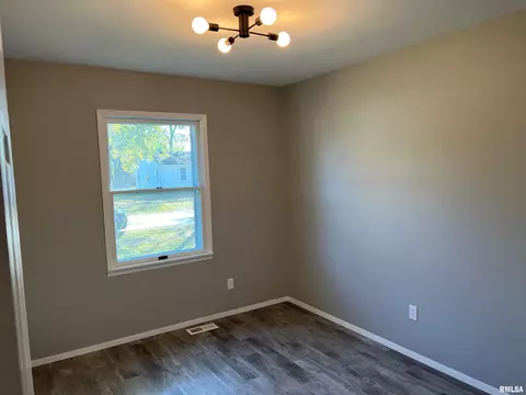 1112 E Wheeler St, Macomb, IL 61455 photo 9