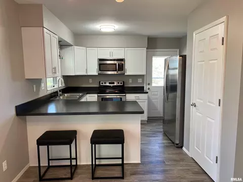 1112 E Wheeler St, Macomb, IL 61455 photo 5