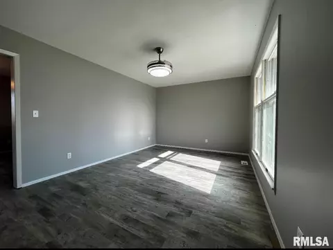 1112 E Wheeler St, Macomb, IL 61455 photo 2