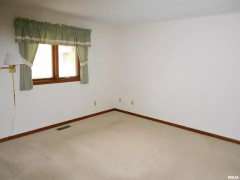 219 Pinecrest Dr, Macomb, IL 61455 photo 6