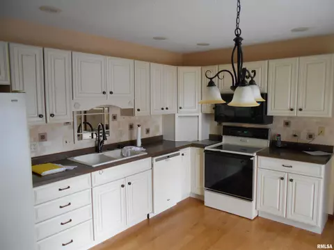 219 Pinecrest Dr, Macomb, IL 61455 photo 4