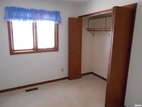 219 Pinecrest Dr, Macomb, IL 61455 photo 7