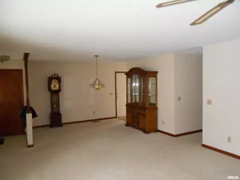 219 Pinecrest Dr, Macomb, IL 61455 photo 3