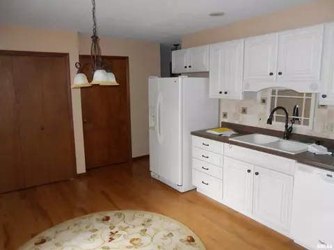 219 Pinecrest Dr, Macomb, IL 61455 photo 5