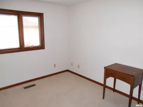 219 Pinecrest Dr, Macomb, IL 61455 photo 8