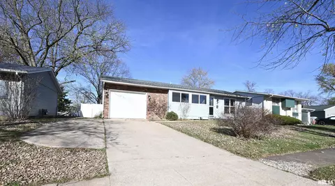 121 Calumet Rd, Marquette Heights, IL 61554