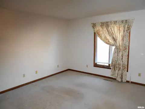 501 James Dr, Macomb, IL 61455 photo 9
