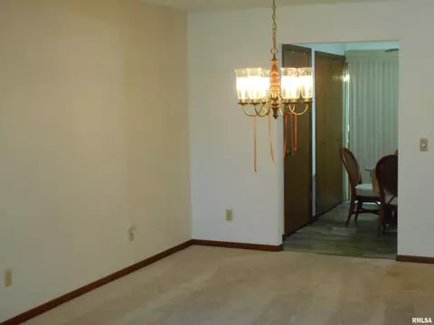 501 James Dr, Macomb, IL 61455 photo 5