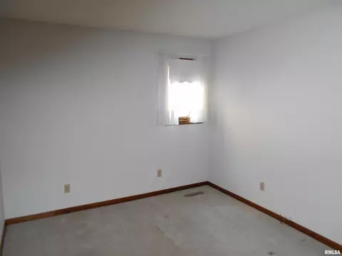 501 James Dr, Macomb, IL 61455 photo 12