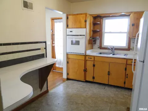 1317 Parkview Dr, Macomb, IL 61455 photo 9