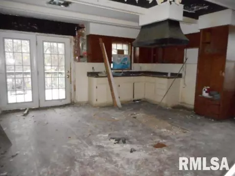914 E Behrends Ave, Peoria, IL 61603 photo 3