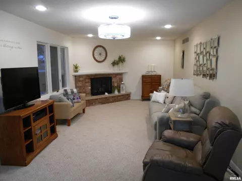 70 Lake Michael Dr, Macomb, IL 61455 photo 2
