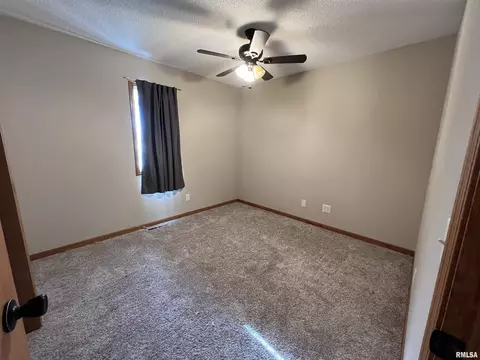 1104 E Wheeler St, Macomb, IL 61455 photo 4