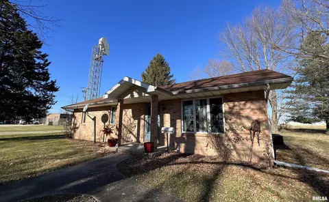 1104 E Wheeler St, Macomb, IL 61455 photo 2