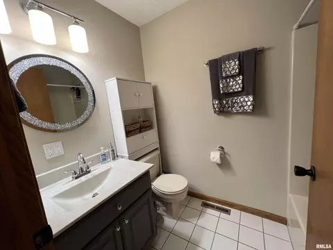 1104 E Wheeler St, Macomb, IL 61455 photo 6