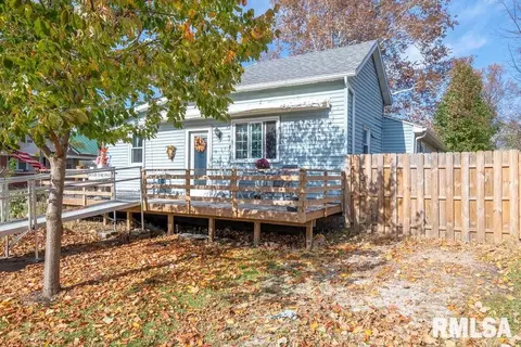 211 W 5th St, Delavan, IL 61734 photo 2