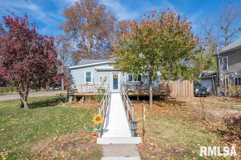 211 W 5th St, Delavan, IL 61734 photo 1