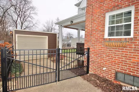 1004 E Seneca Pl, Peoria, IL 61603 photo 4