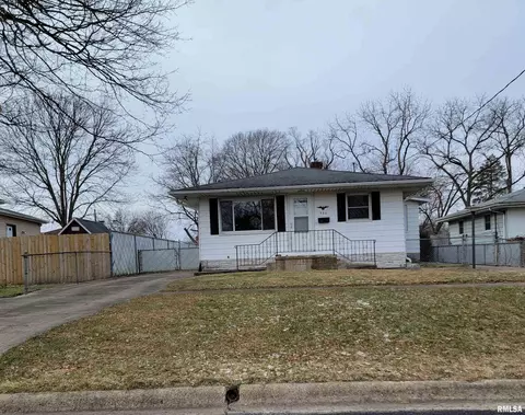 306 S Church St, Washington, IL 61571