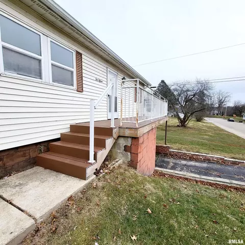 1015 E Birch St, Canton, IL 61520 photo 4