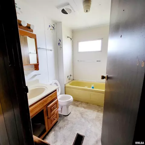 1015 E Birch St, Canton, IL 61520 photo 13