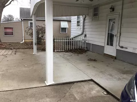 1015 E Ash St, Canton, IL 61520 photo 4