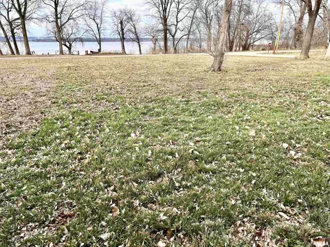 808 N Lake St, Spring Bay, IL 61611