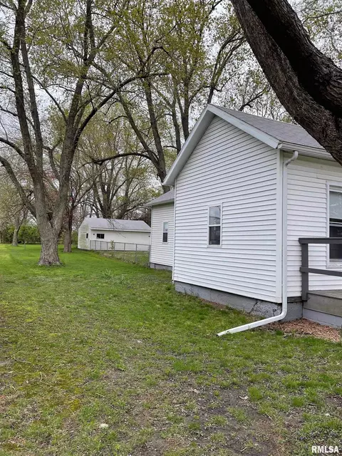 1340 E Pierce St, Macomb, IL 61455 photo 6