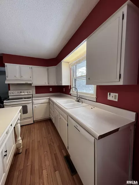 800 Meadow Dr, Macomb, IL 61455 photo 9