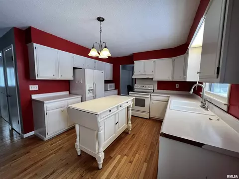 800 Meadow Dr, Macomb, IL 61455 photo 7