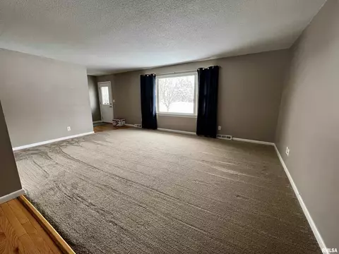 800 Meadow Dr, Macomb, IL 61455 photo 4