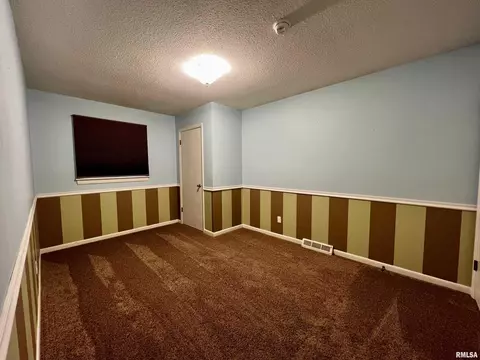 800 Meadow Dr, Macomb, IL 61455 photo 17