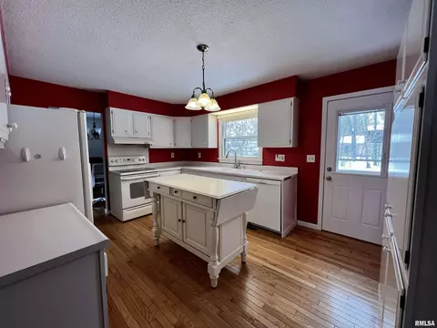 800 Meadow Dr, Macomb, IL 61455 photo 6
