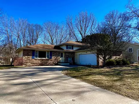 800 Meadow Dr, Macomb, IL 61455 photo 1