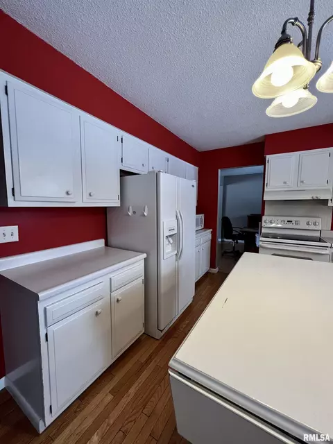 800 Meadow Dr, Macomb, IL 61455 photo 8