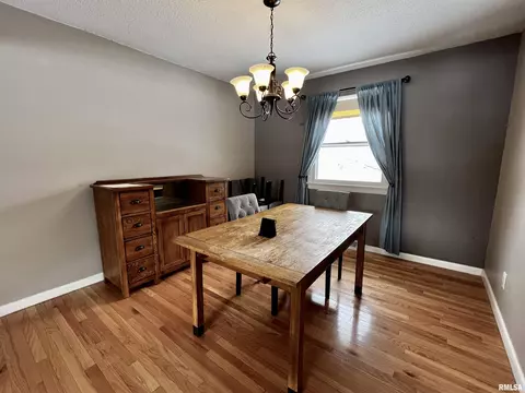 800 Meadow Dr, Macomb, IL 61455 photo 5