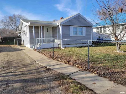 209 4th St, South Pekin, IL 61564