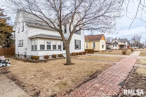 547 E Maple St, Canton, IL 61520 photo 2