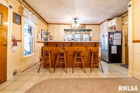 547 E Maple St, Canton, IL 61520 photo 6
