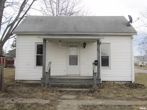 715 S Monroe St, Lewistown, IL 61542