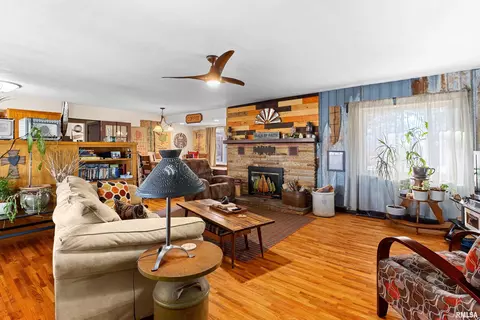 810 N Main St, Eureka, IL 61530 photo 8